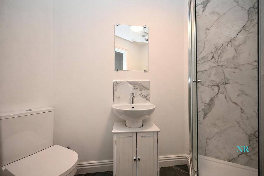 Apt 4, 1 Woodcot Avenue