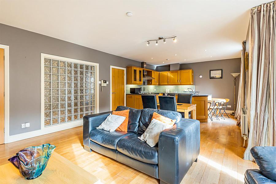 Apt 8, 16 Chlorine Gardens