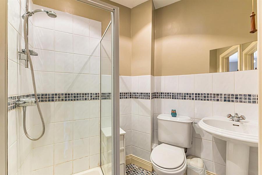 Apt 8, 16 Chlorine Gardens