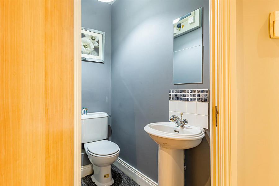 Apt 8, 16 Chlorine Gardens