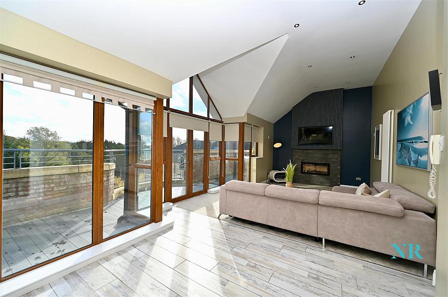 Penthouse - Apt 83, Park Royal 841C Upper Lisburn Road