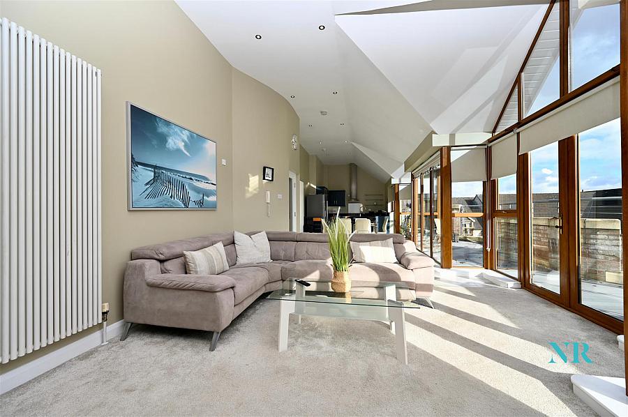 Penthouse - Apt 83, Park Royal 841C Upper Lisburn Road