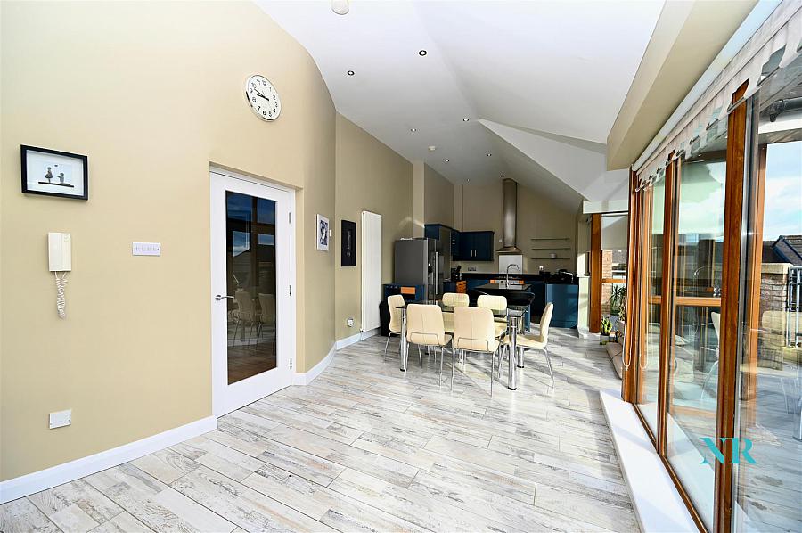 Penthouse - Apt 83, Park Royal 841C Upper Lisburn Road