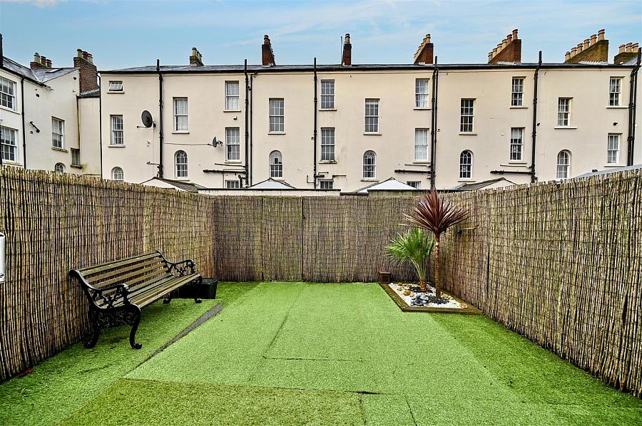 9 Catherine Street North