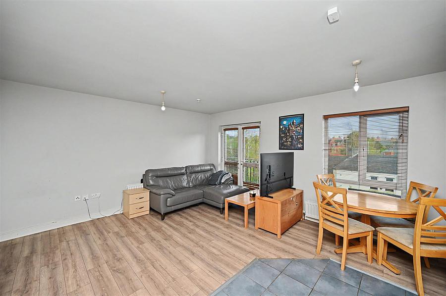 Apt 11 Kingsway Court