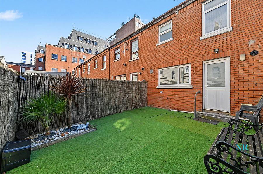 9 Catherine Street North