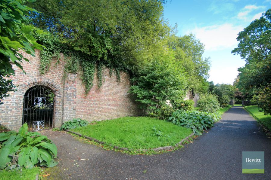 4a Gosford Castle