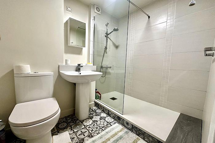 Apt 2, 548 Antrim Road