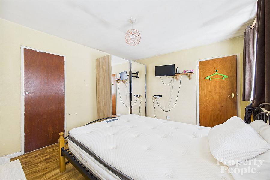 9 Cliftondene Crescent