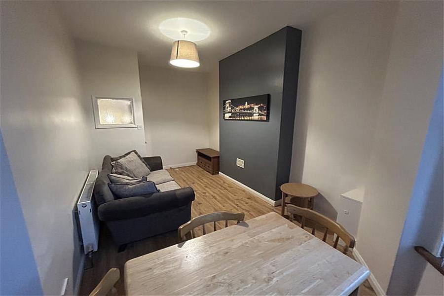 Flat 2, 40 Castleton Gardens