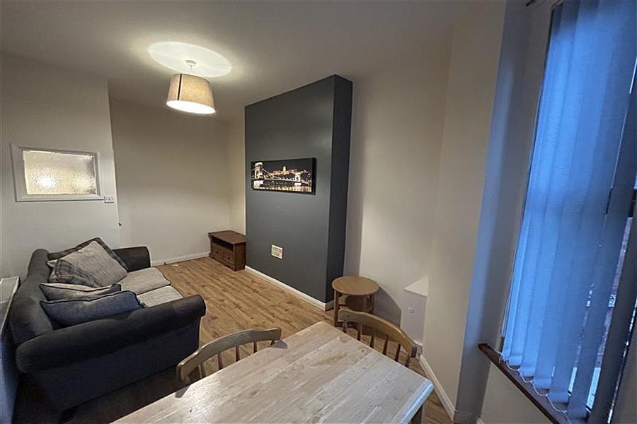 Flat 2, 40 Castleton Gardens
