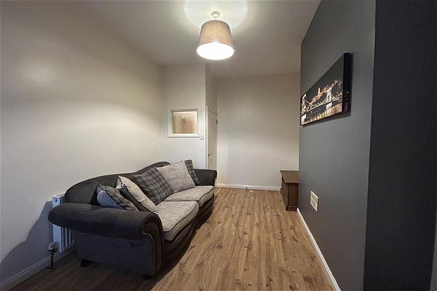 Flat 2, 40 Castleton Gardens