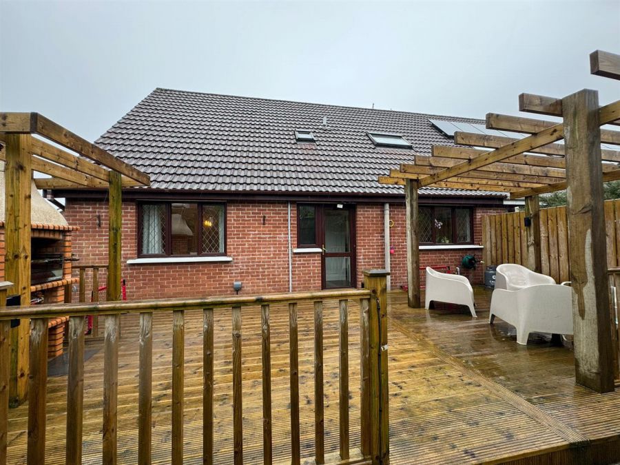15 Hollybrook Grove