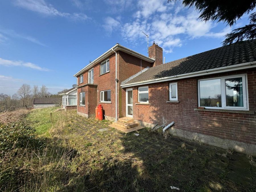 5 Lisnalinchy Road West