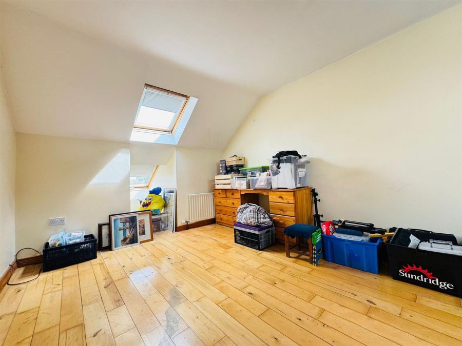 Apt 5, 14 St. Quentin Avenue