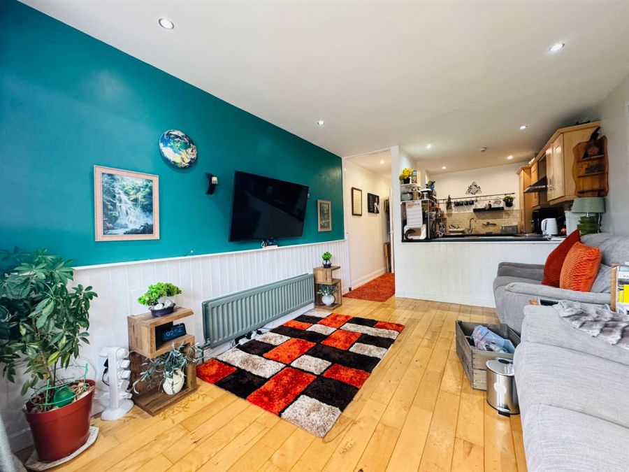 Apt 5, 14 St. Quentin Avenue