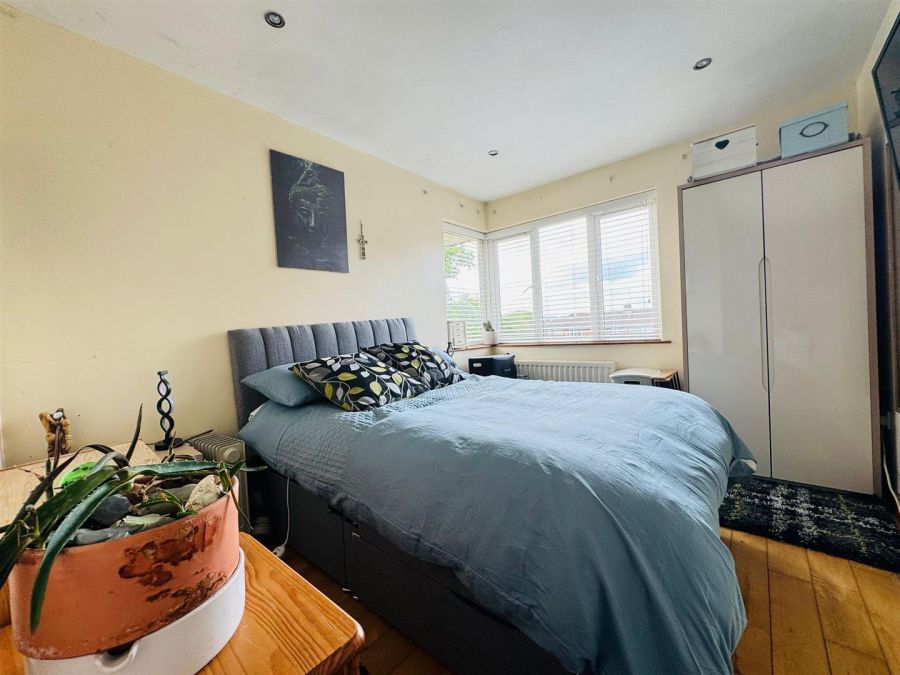 Apt 5, 14 St. Quentin Avenue
