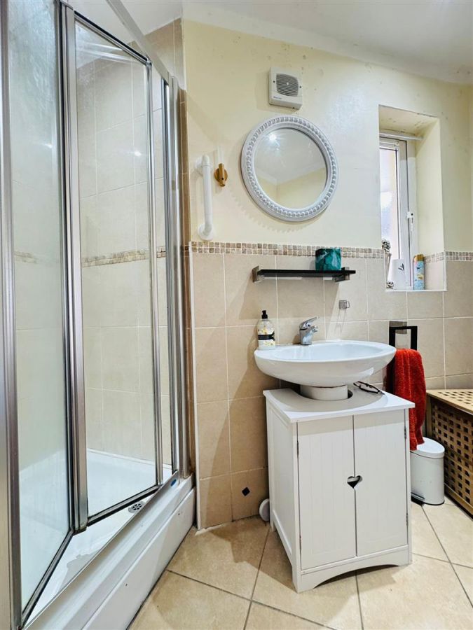 Apt 5, 14 St. Quentin Avenue