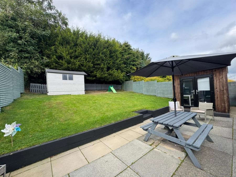 25 Hightown Gardens