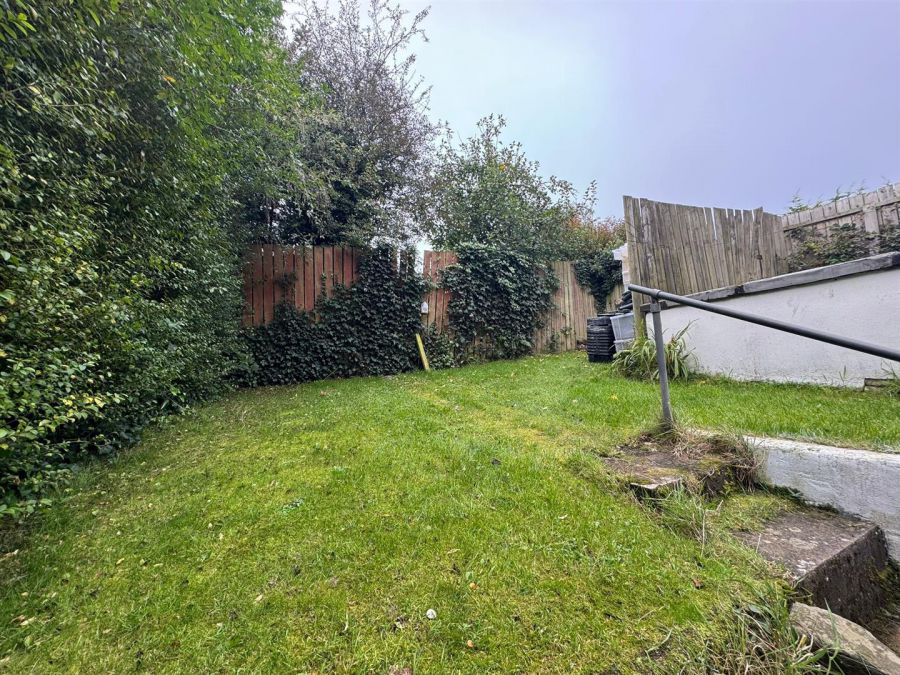 16 Farmley Crescent