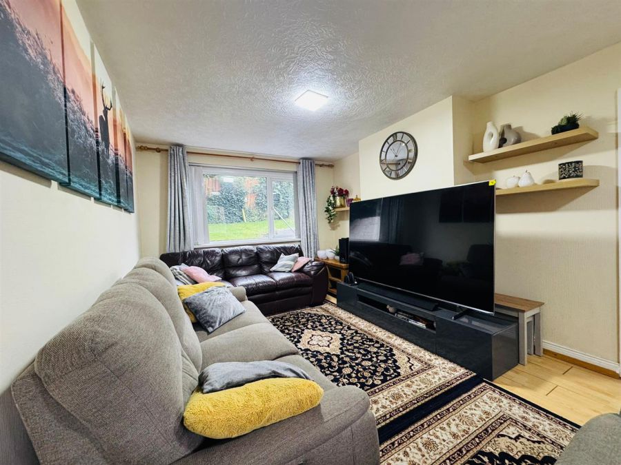 16 Farmley Crescent