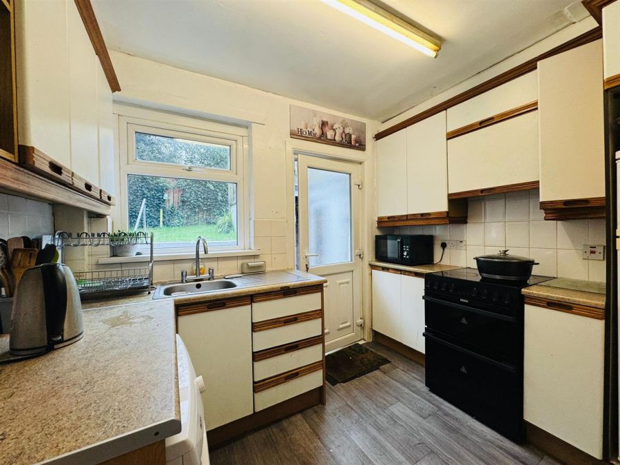 16 Farmley Crescent