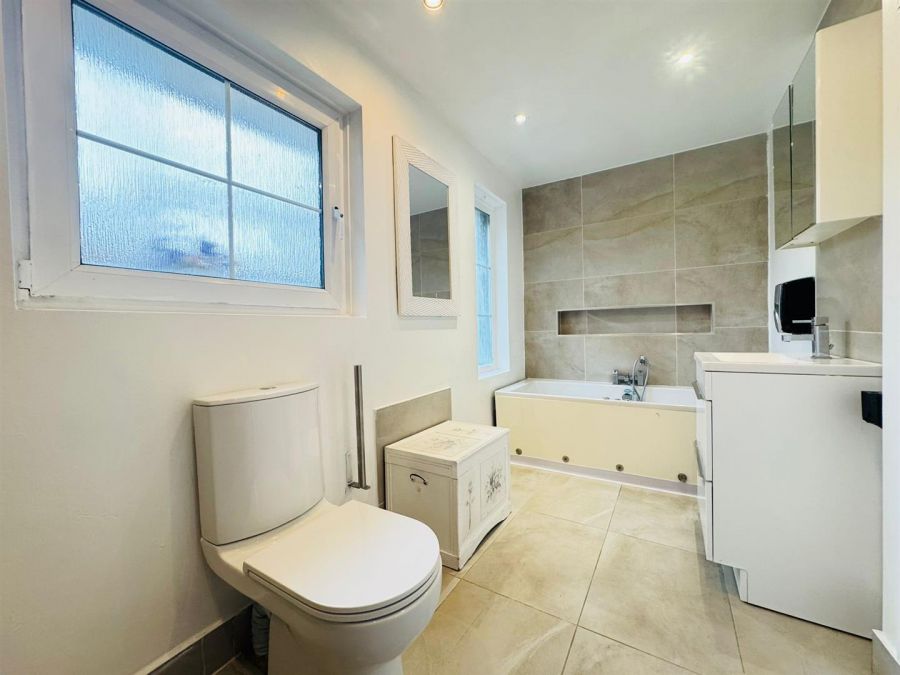 12 Twinburn Park