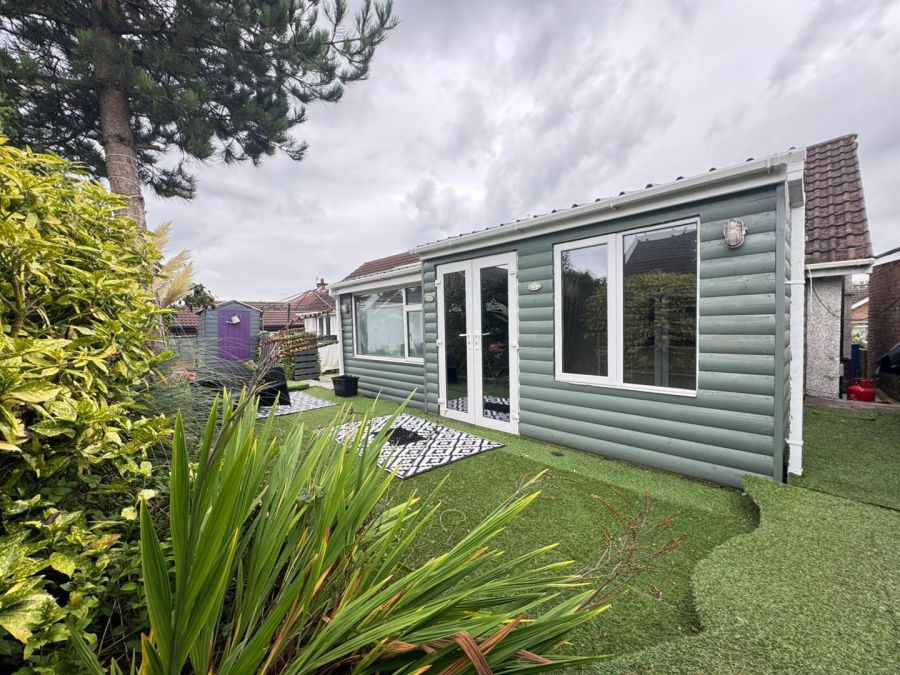12 Twinburn Park