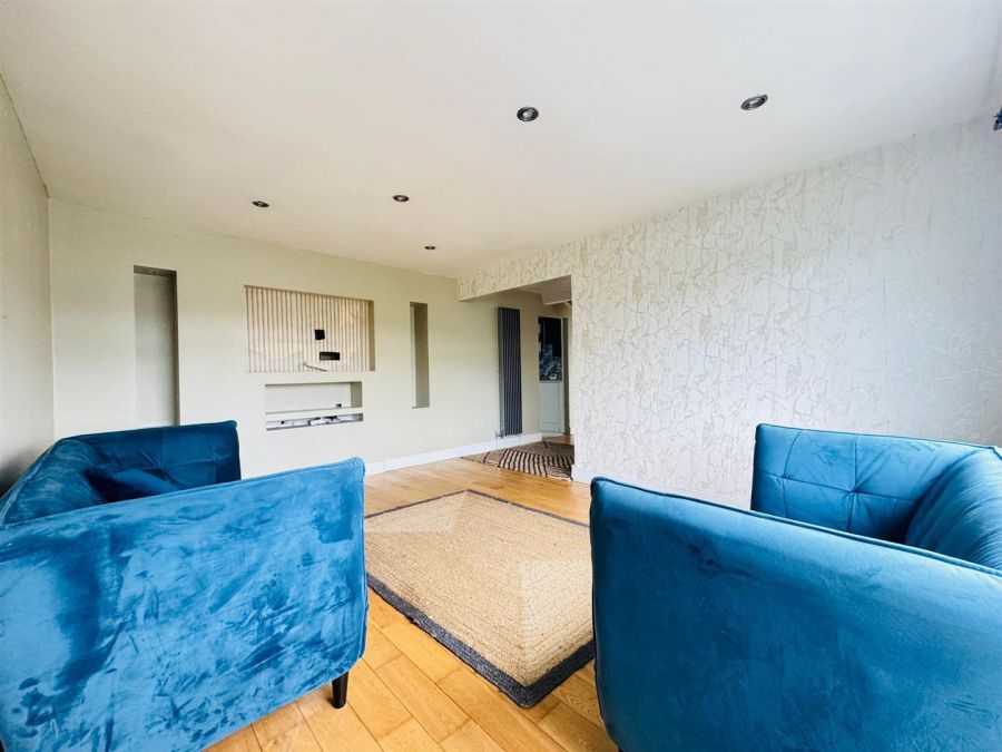12 Twinburn Park