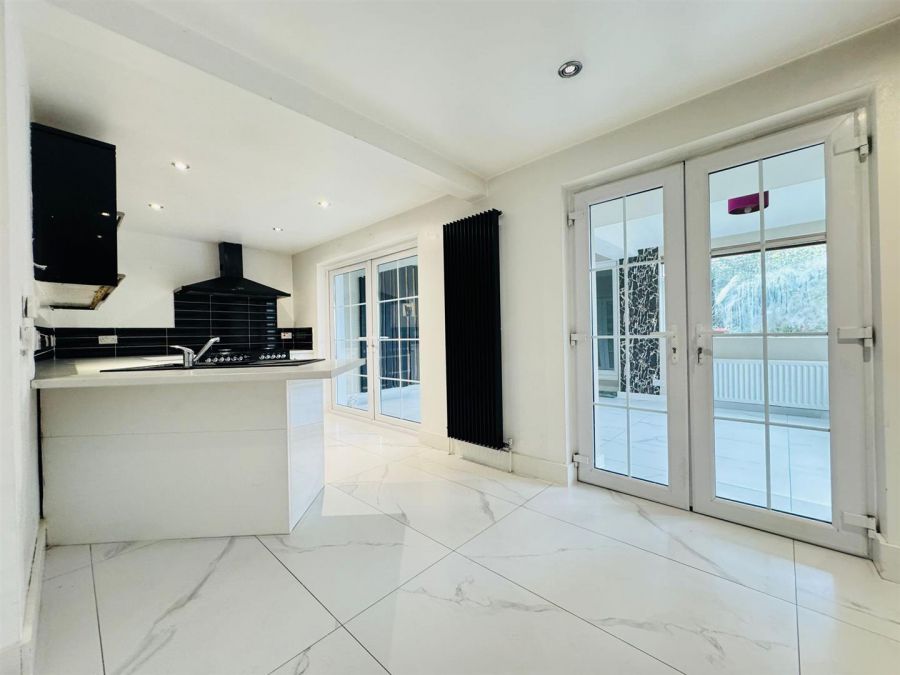12 Twinburn Park