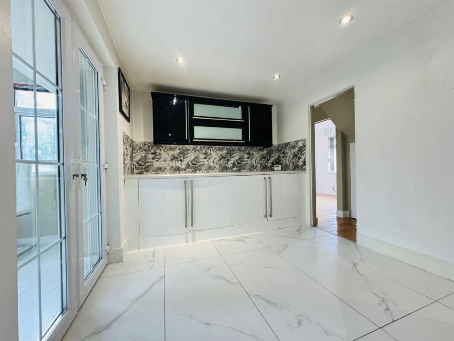 12 Twinburn Park