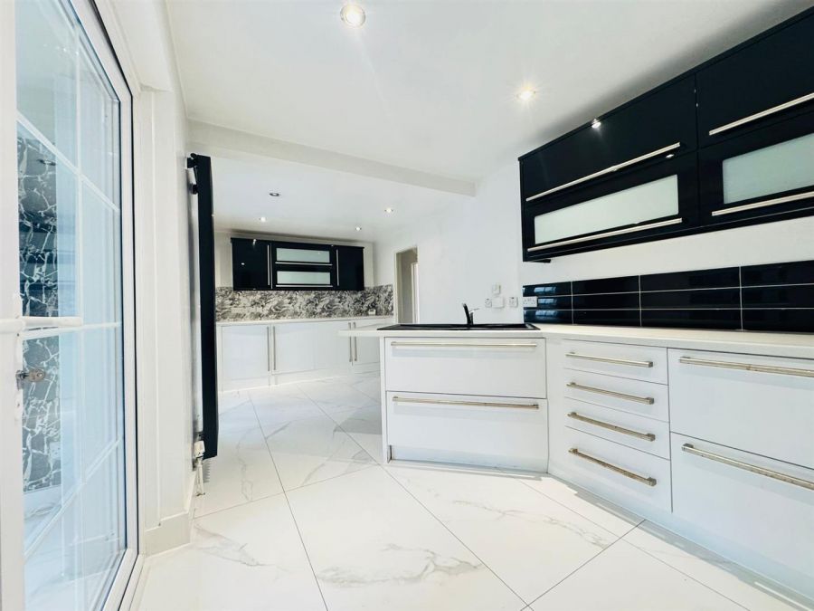 12 Twinburn Park