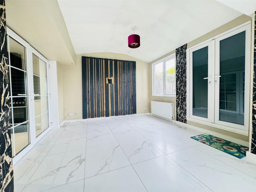 12 Twinburn Park