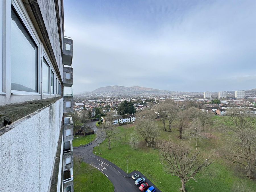 12A Beechwood House Woodland Drive