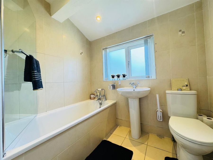 33 Collinward Crescent