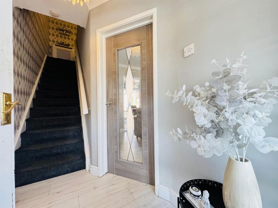 33 Collinward Crescent