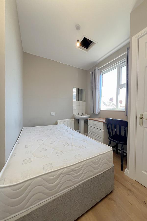 34 Sandhurst Gardens