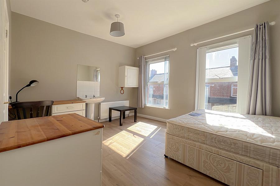 34 Sandhurst Gardens