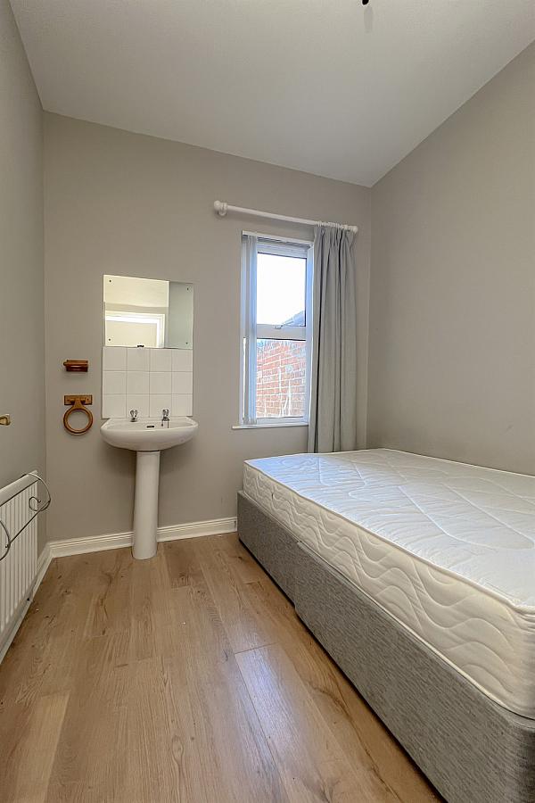 34 Sandhurst Gardens