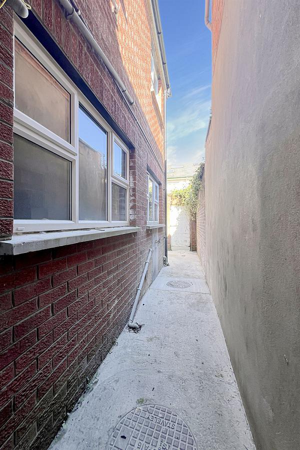 34 Sandhurst Gardens