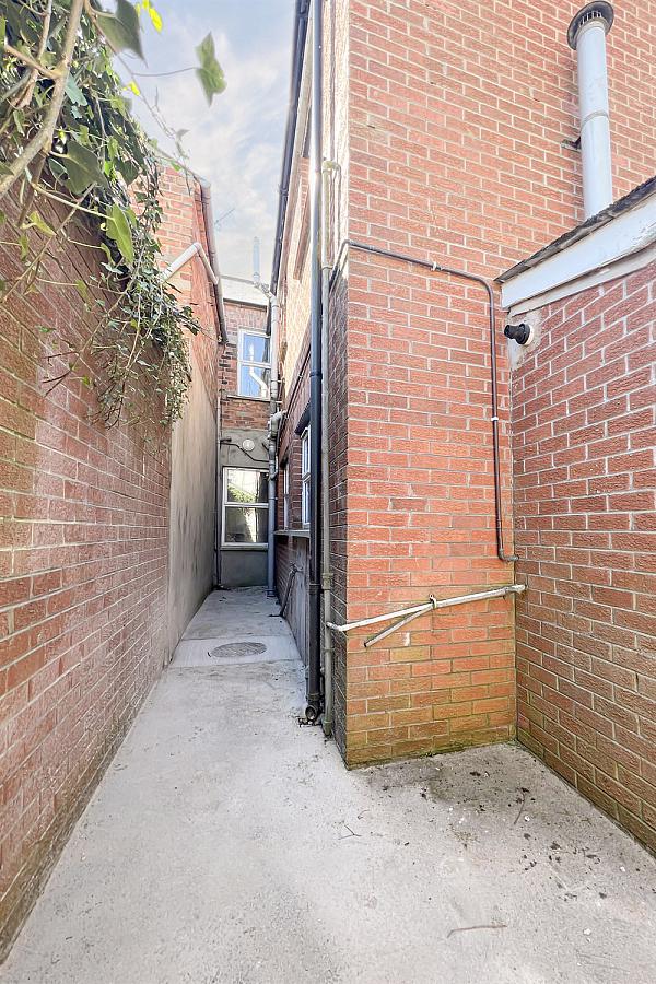 34 Sandhurst Gardens