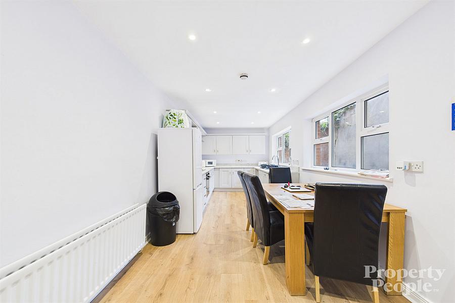 34 Sandhurst Gardens