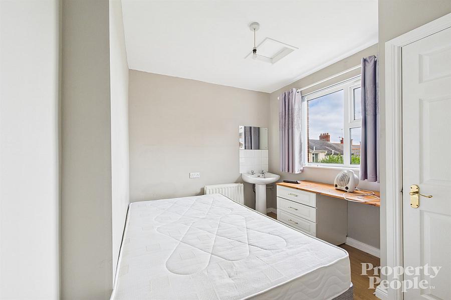 34 Sandhurst Gardens