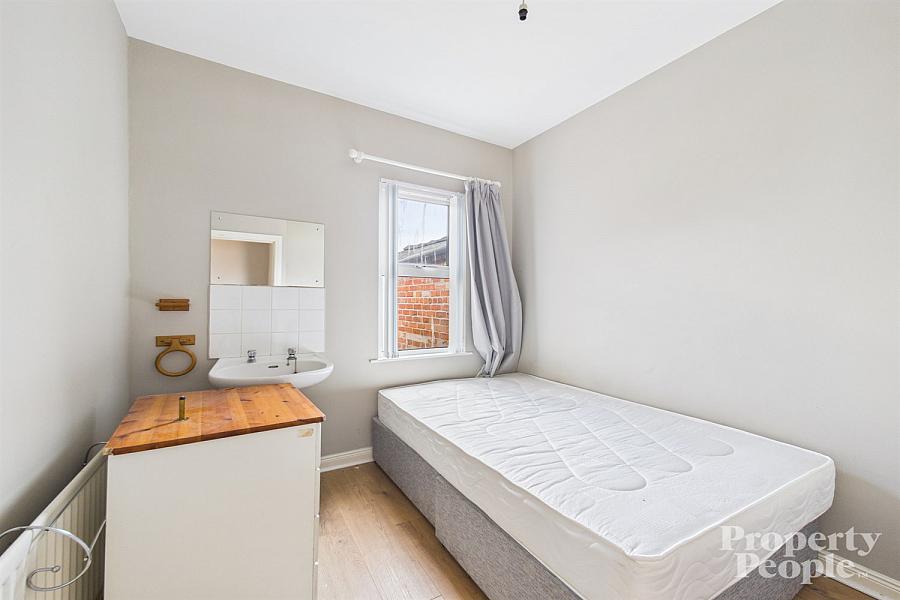 34 Sandhurst Gardens