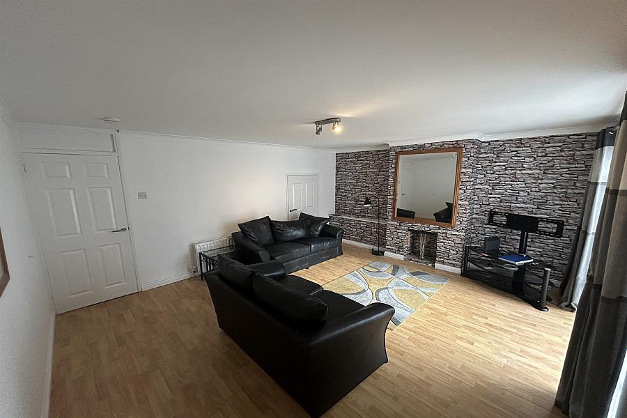 Room 1, 10 Hollyvale