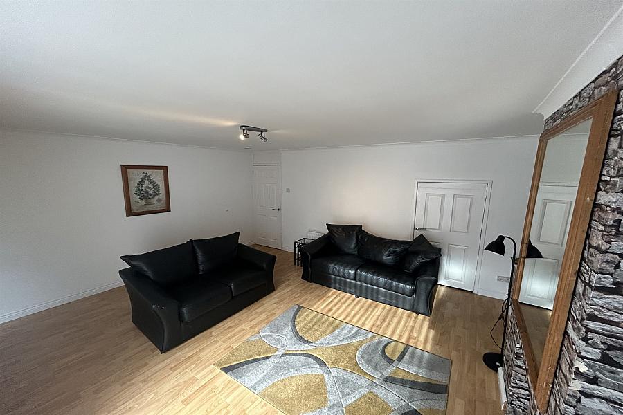 Room 1, 10 Hollyvale