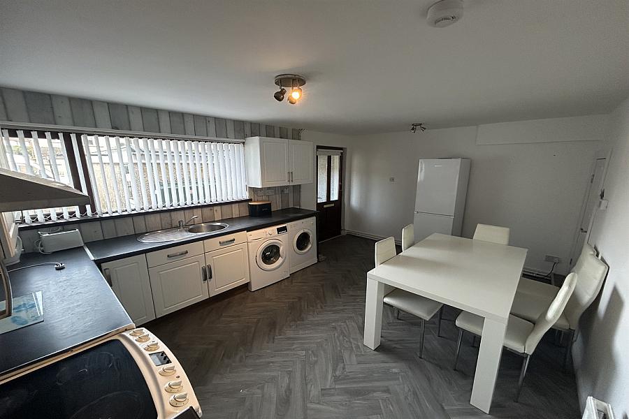 Room 1, 10 Hollyvale