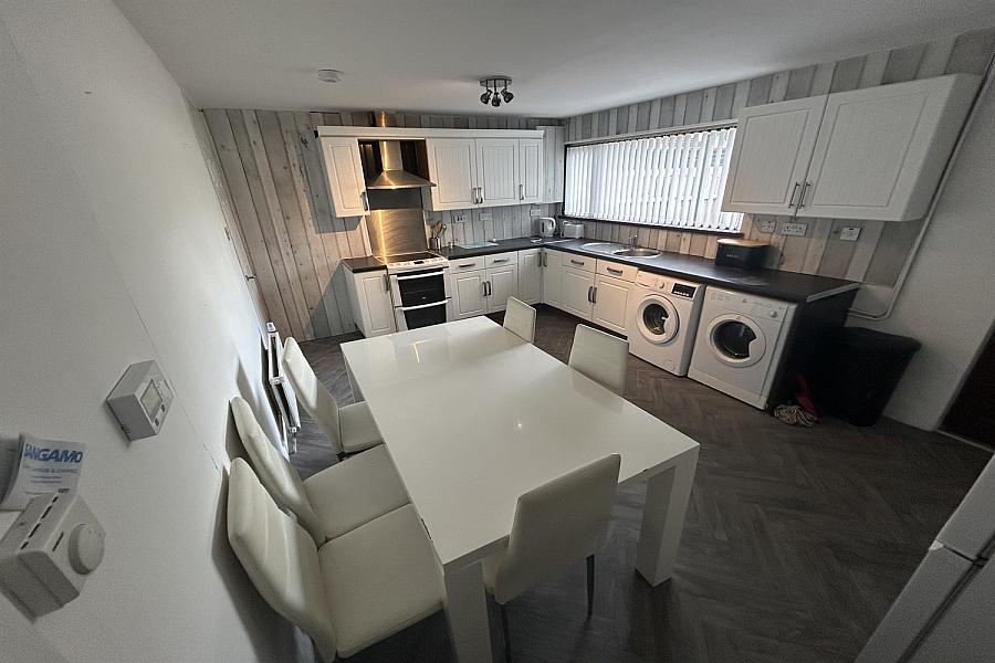 Room 1, 10 Hollyvale