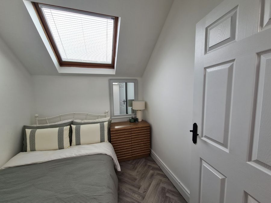 Apt 5 81 Eglinton Street
