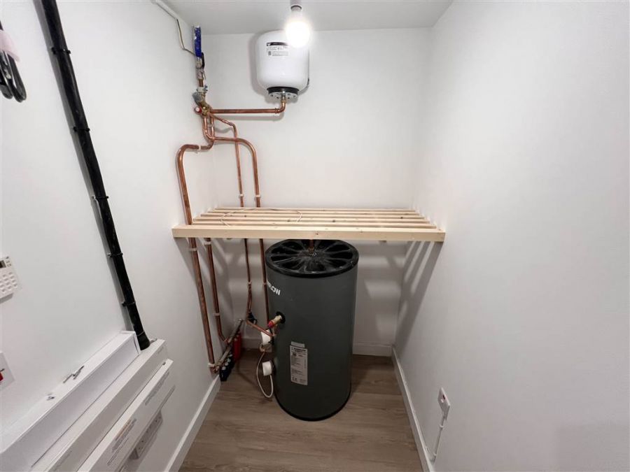 2E Meetinghouse Lane